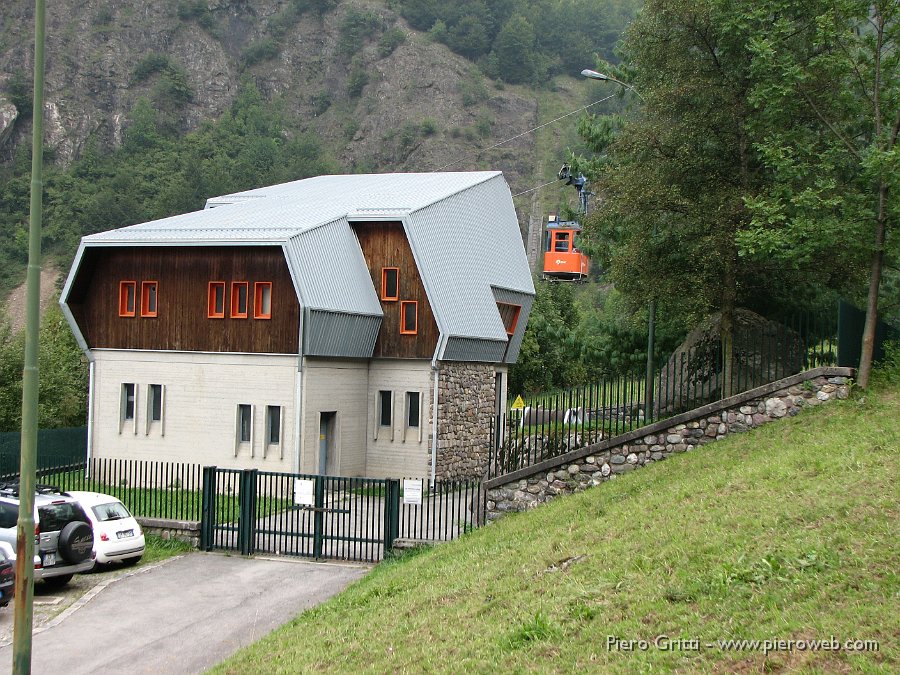 maslnaa-curo 208.jpg - A Valbondione...stazione della funivia ENEL alla diga del Barbellino